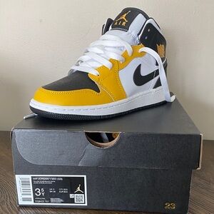 Nike Air Jordan 1 Mid GS White Black Yellow Kids Sneakers